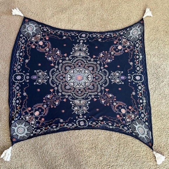 Urban Outfitters Plum & Bow Seren Lace Medallion Tapestry - Picture 3 of 6